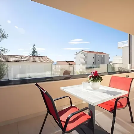 12 * Makarska
