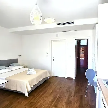12 Makarska