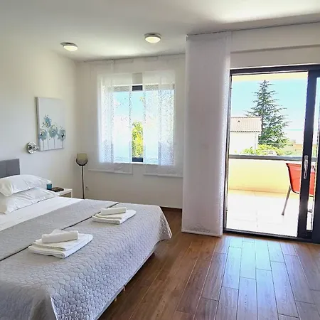 12 * Makarska